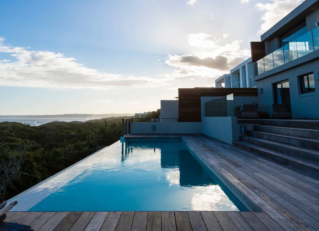 Moving from a High-Rise to a Coastal Estate? Here’s How Condo Boards & HOAs Differ.
