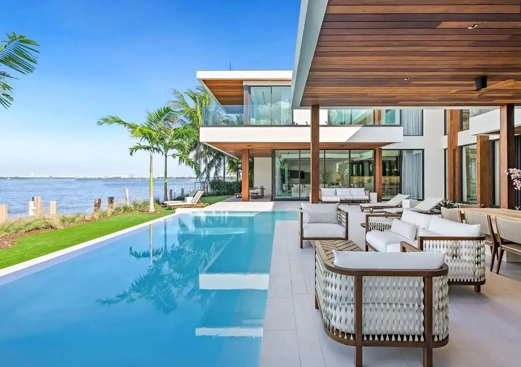 1061 N Venetian Dr, Miami Beach, FL 33139